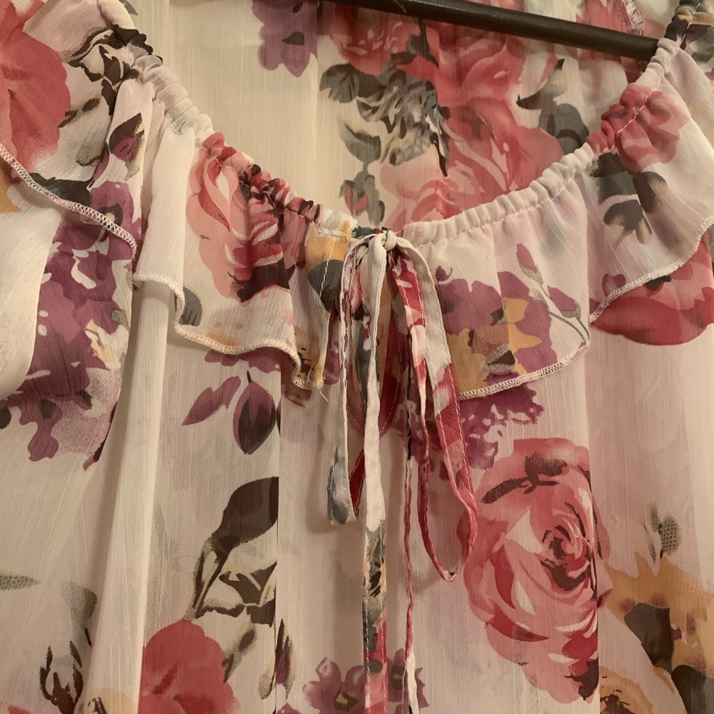 Floral Blouse - DYNAMITE - Picture 2 of 4